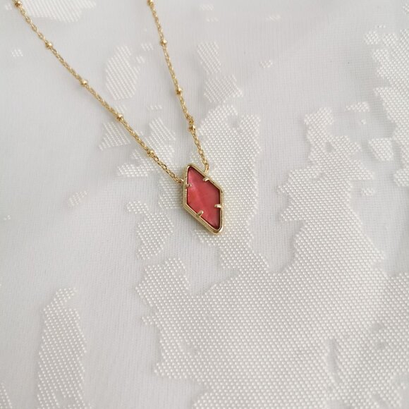 Kendra Scott Kinsley Gold Short Necklace Raspberry - Picture 3 of 4